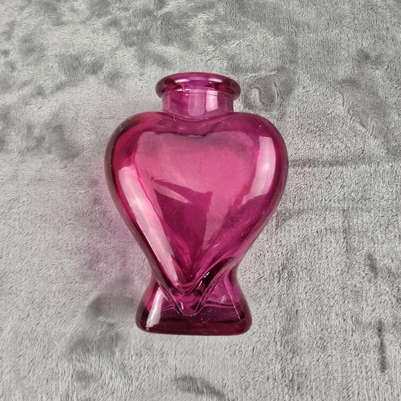 Heart-Shaped Pink Glass Vase - Picture 3 of 7